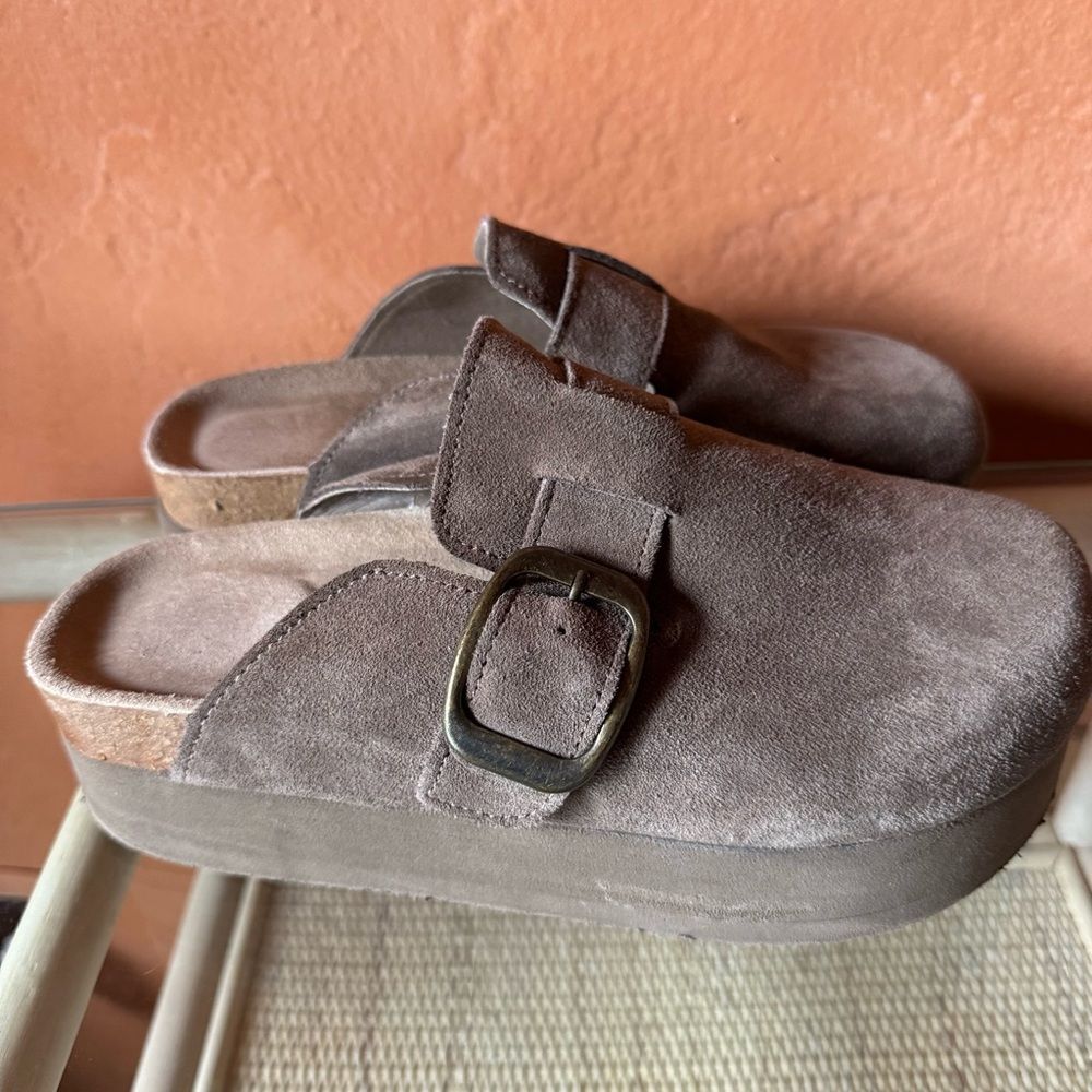 Cushionaire Suede Clog Mule Buckle Cork Footbed Size 10M
